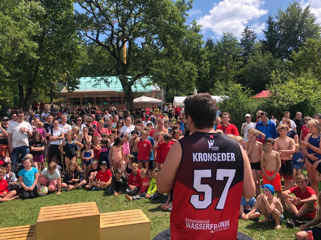 Viele Schwimmer bei der Siegerehrung